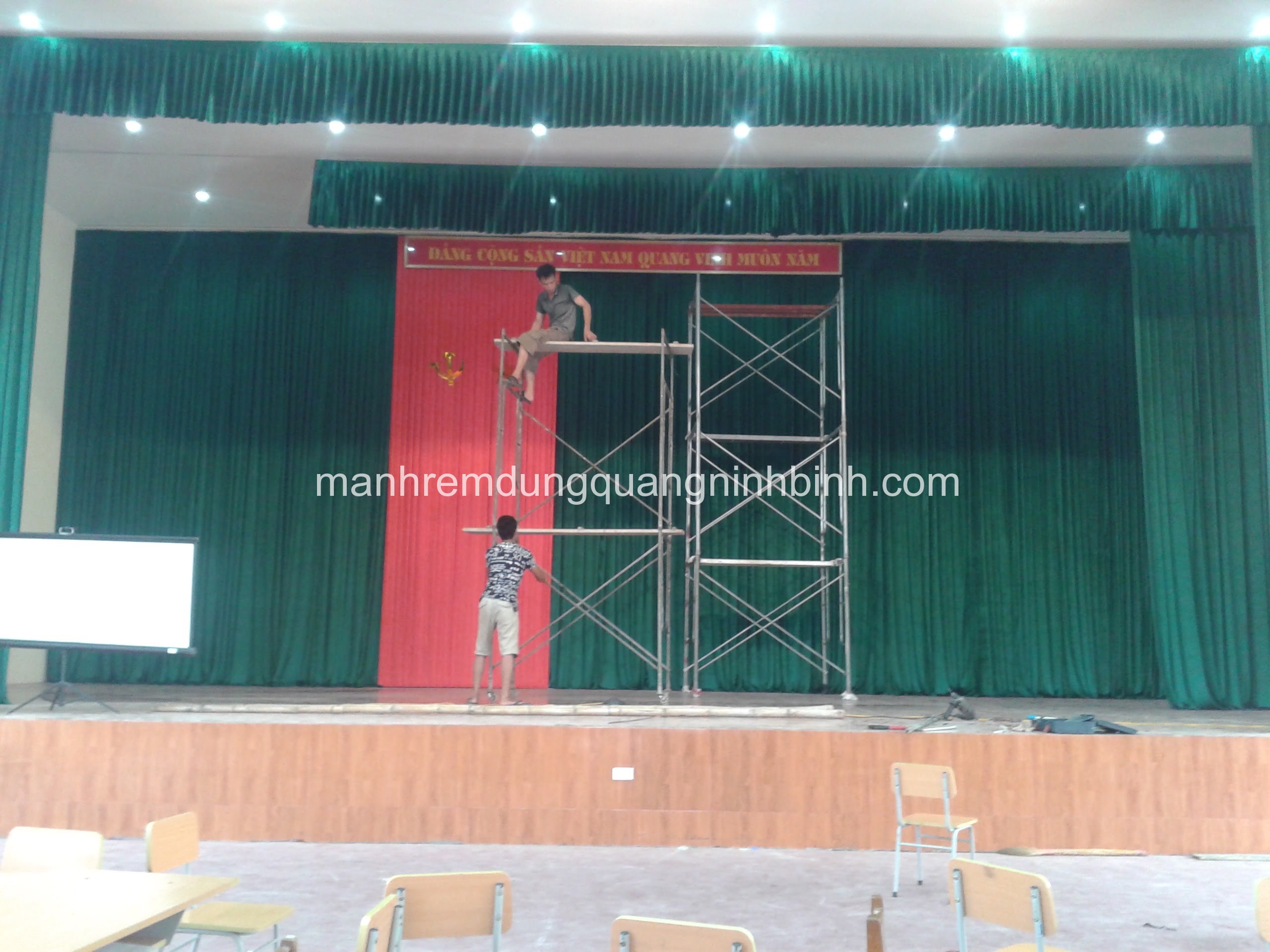 VẤT VẢ VỚI THÁNG CÔ HỒN LIÊN TỤC CÔNG TRÌNH HỘI TRƯỜNG VĂN HÓA TRƯỜNG HỌC PHÔNG CỜ,BIỂN